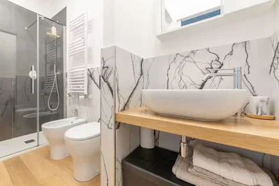 Banyo; tadilatlı, doğal ışık, fayans zemin, ahşap zemin
