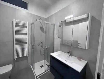 Banyo; fayans zemin, tadilatlı, doğal ışık