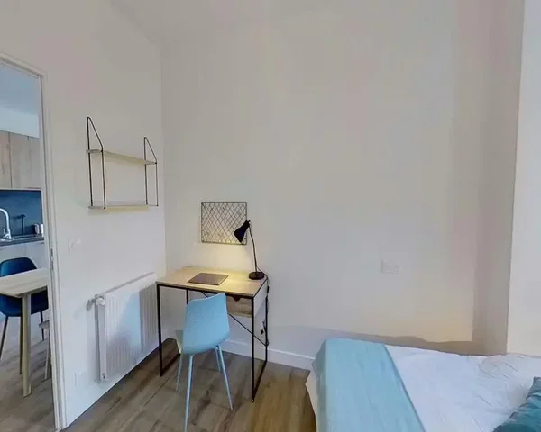 Υπνοδωμάτιο; ξύλινο πάτωμα, φυσικό φως