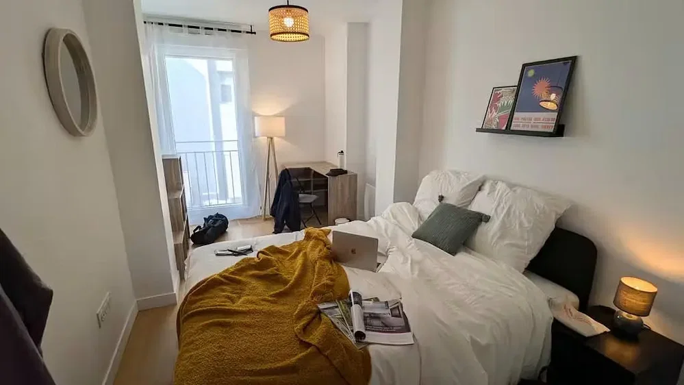 Yatak odası; doğal ışık, modern stil