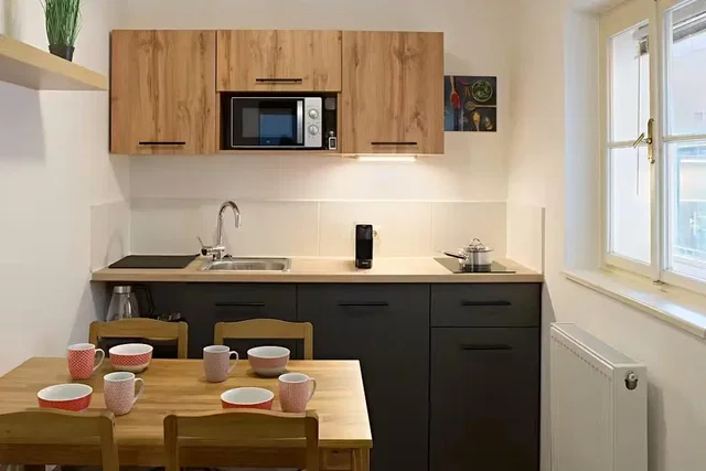 Cucina; elettrodomestici, pavimento in legno, luce naturale, stile moderno