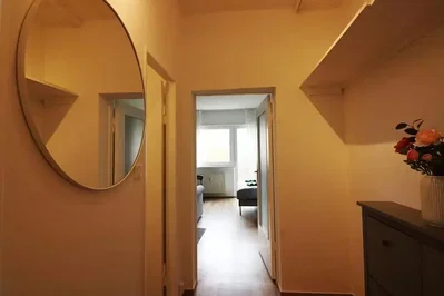 Σαλόνι; φυσικό φως, ξύλινο πάτωμα