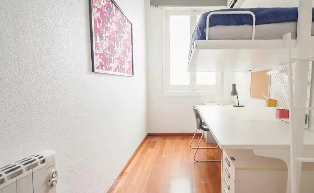 Dječija soba; drveni pod, prirodno svjetlo