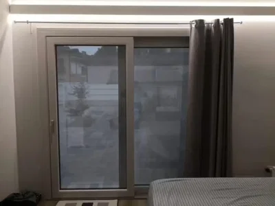 Quarto; luz natural, chão de madeira