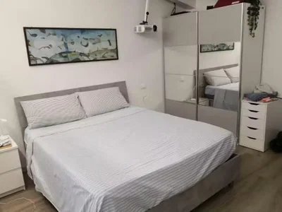 Yatak odası; ahşap zemin, doğal ışık