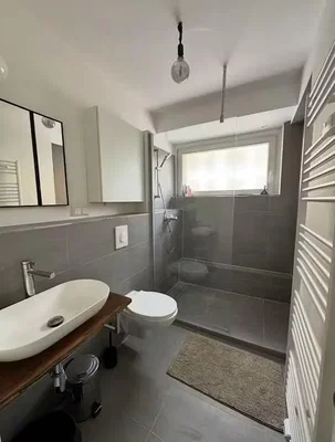 Banyo; fayans zemin, doğal ışık