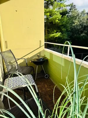 Balkon; doğal ışık, ahşap zemin