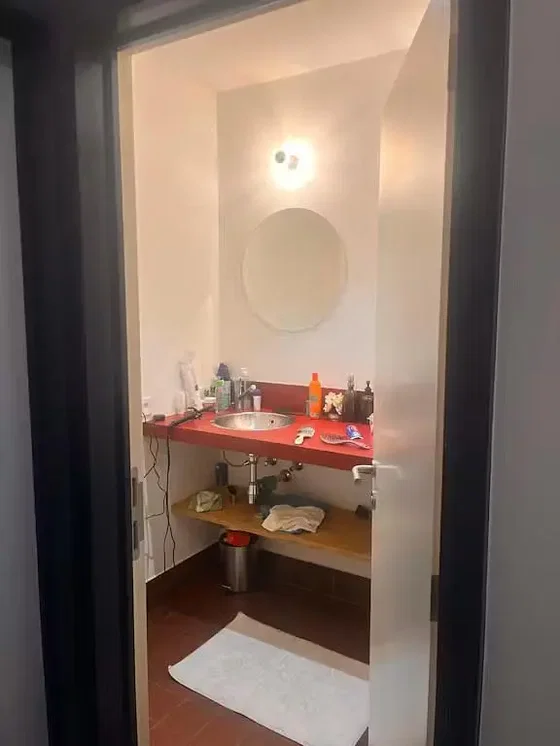 Toilette; pavimento in piastrelle