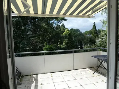 Balkon; manzara, fayans zemin, doğal ışık