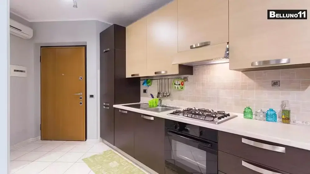 Кухиња; кухињски апарати, природно светло, плочице