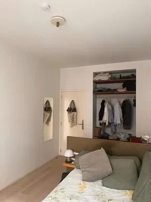 Camera da letto; luce naturale, pavimento in legno