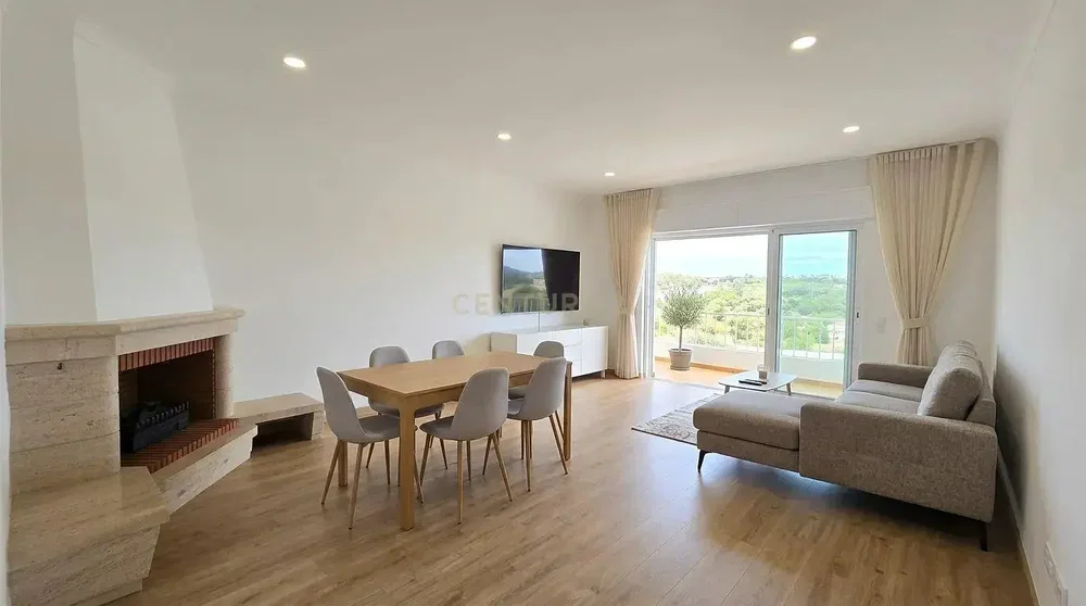 Woonkamer; natuurlijk licht, open haard, houten vloer