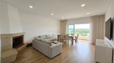 Woonkamer; uitzicht, open haard, natuurlijk licht, moderne stijl, houten vloer