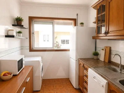 Kuhinja; kuhinjski aparati, prirodno svjetlo, pločice