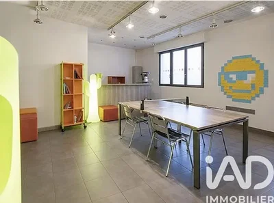 Трпезарија; плочице, природно светло, модерни стил