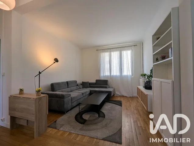 Oturma odası; ahşap zemin, doğal ışık, modern stil