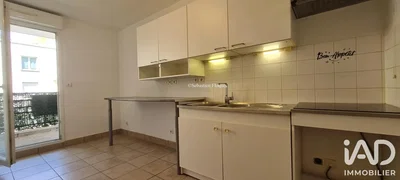 Кухиња; плочице, кухињски апарати, природно светло, поглед