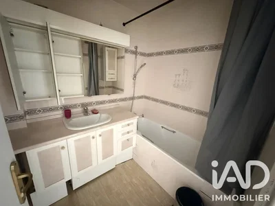 Купатило; плочице, природно светло