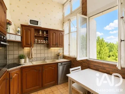 Cuisine; électroménager, carrelage, lumière naturelle, style rustique