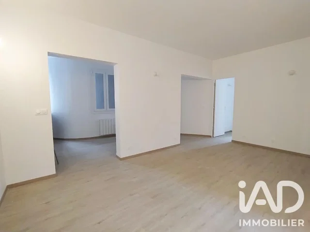 Σαλόνι; ξύλινο πάτωμα, φυσικό φως