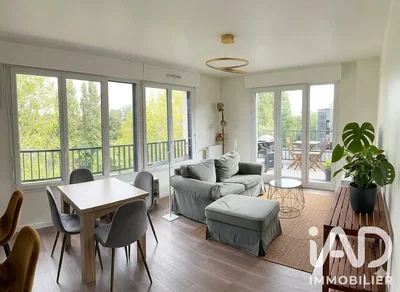Soggiorno; vista, pavimento in legno, luce naturale, stile moderno