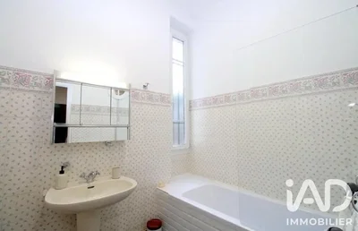 حمام; أرضية من البلاط, ضوء طبيعي, مجدد