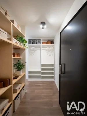 Guardaroba; pavimento in legno, ristrutturato, luce naturale