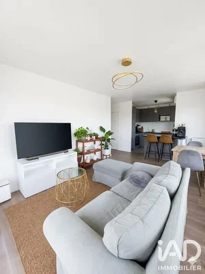 Soggiorno; luce naturale, pavimento in legno, stile moderno