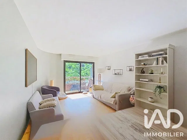 Living room; natural light, wood floor