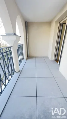 Balkon; fayans zemin, doğal ışık