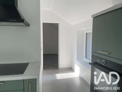 مطبخ; أجهزة المطبخ, أرضية من البلاط, ضوء طبيعي, مجدد