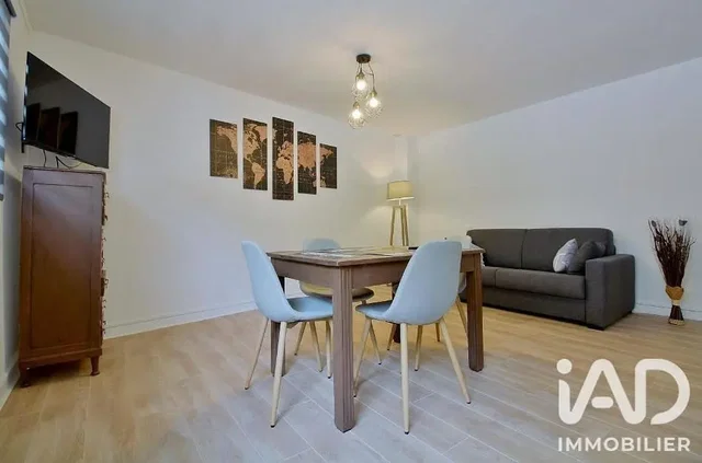 Soggiorno; pavimento in legno, luce naturale, stile moderno