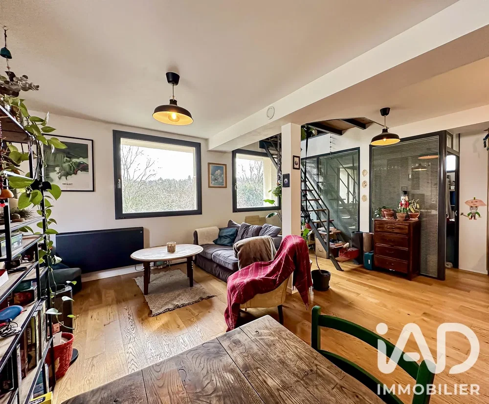 Living room; wood floor, natural light, modern style