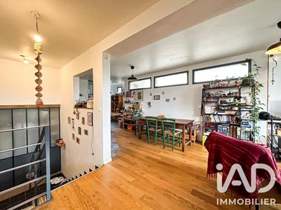Living room; wood floor, natural light, modern style