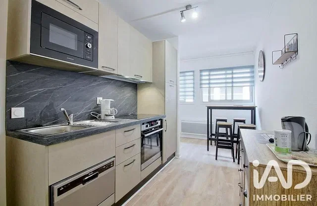Cucina; elettrodomestici, luce naturale, stile moderno