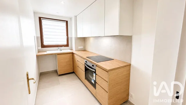 Kitchen; kitchen appliances, natural light