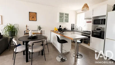 Cuisine; électroménager, carrelage, lumière naturelle
