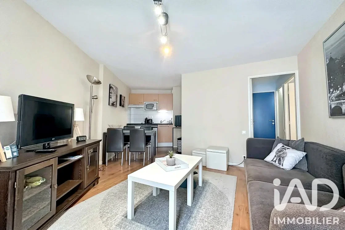 Living room; wood floor, natural light, modern style