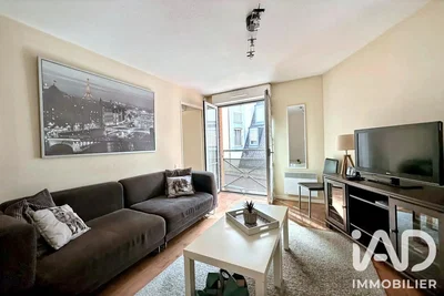 Living room; natural light, modern style, wood floor