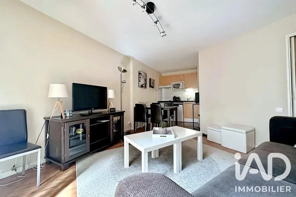 Living room; natural light, modern style, wood floor