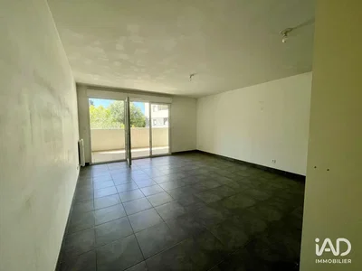 Other; tile floor, natural light