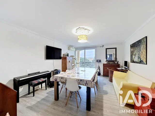 Oturma odası; doğal ışık, modern stil