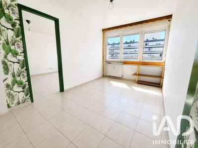 Autre; carrelage, lumière naturelle, nécessite rénovation