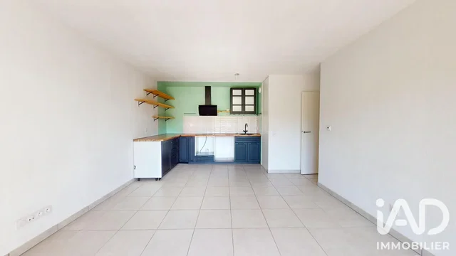 Kitchen; tile floor, natural light