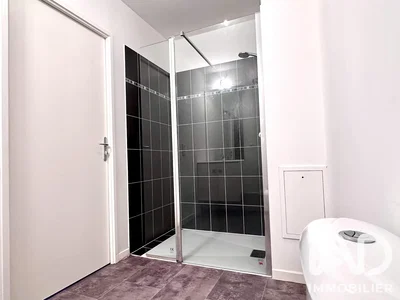 Toilettes; carrelage, lumière naturelle