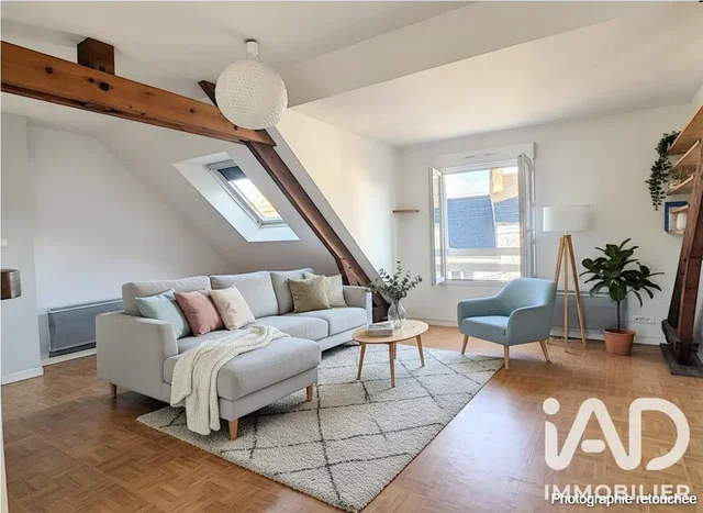 Living room; wood beams, wood floor, natural light