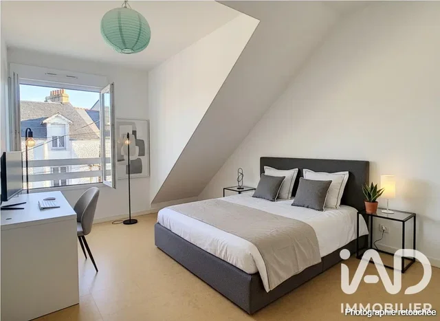 Bedroom; natural light, modern style