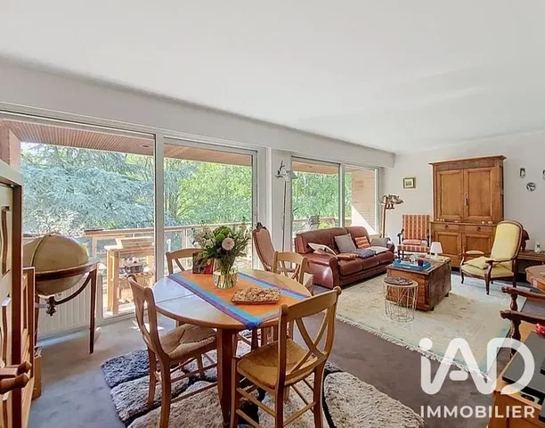 Living room; natural light, wood floor