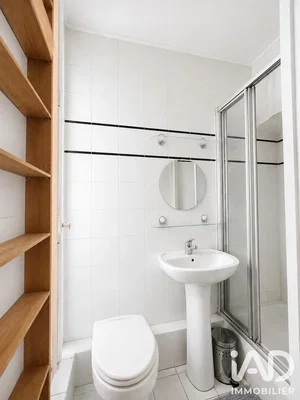 Toilettes; carrelage, rénové, lumière naturelle