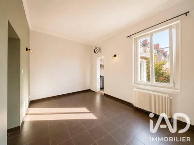 Salon; carrelage, lumière naturelle